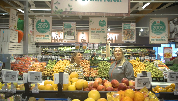 Foto. Personal på ICA Kvantum Ale torg.