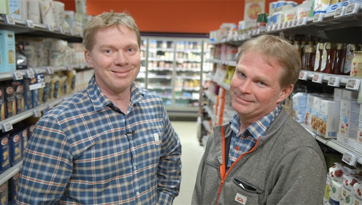 Foto. Personal på ICA Supermarket i Färgelanda.